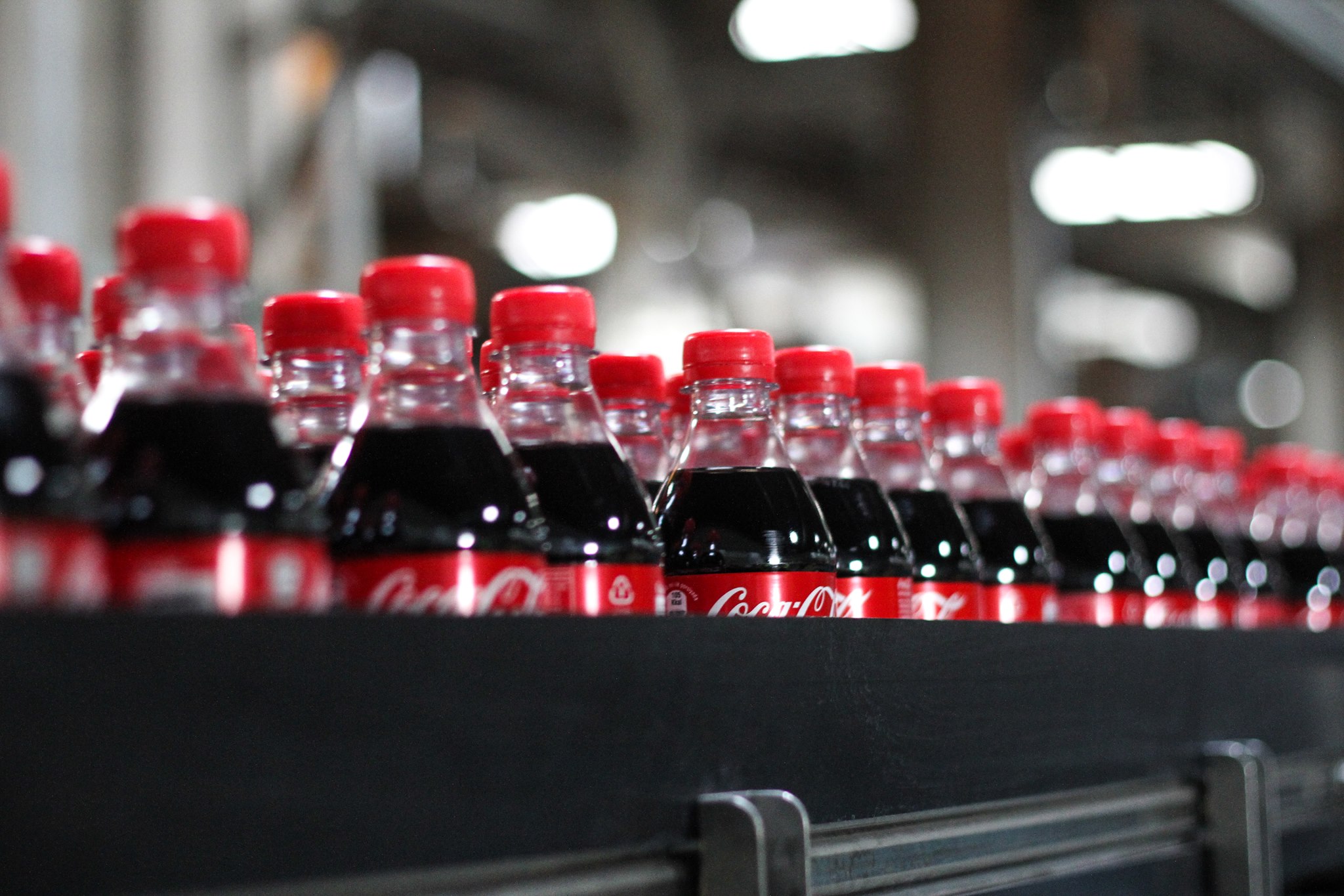 Coca-Cola будет выпускать газировку только в бутылках из переработанного пластика