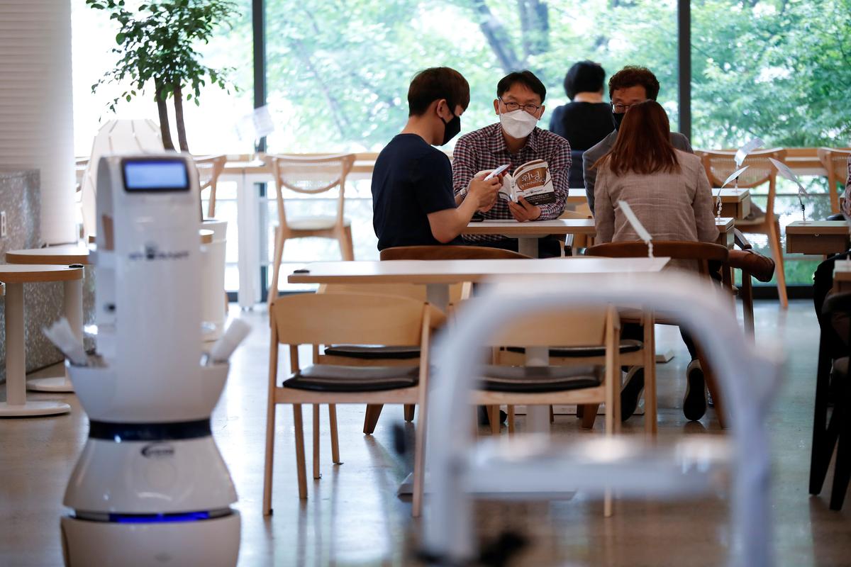 В Южной Корее в рестораны нанимают роботов для соблюдения социальной дистанции
