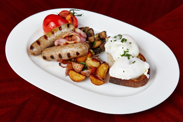 "Завтрак Стрелка": 2 яйца-пашот на тосте, бекон, колбаска