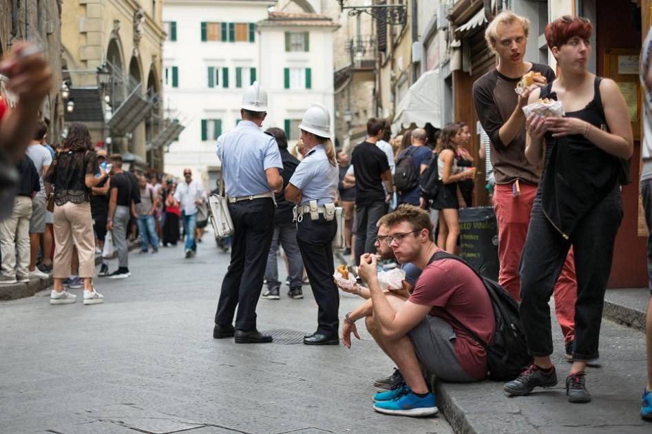 Во Флоренции начали штрафовать за еду на улице