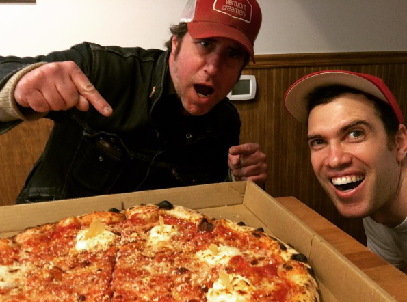 Американская пиццерия испекла пиццу со 101 сортом сыра
