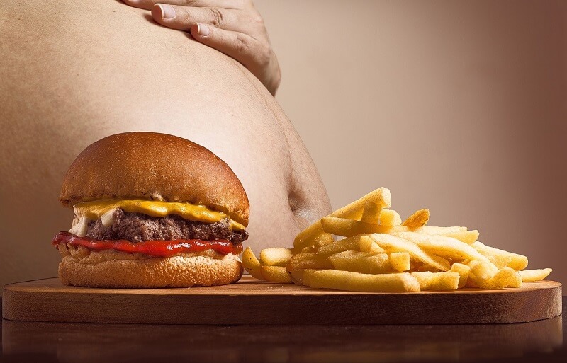 На фастфуд наклеят фотографии людей с ожирением