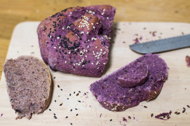 В Сингапуре изобрели диетический фиолетовый хлеб