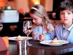 Дети пробуют блюда мишленовского повара