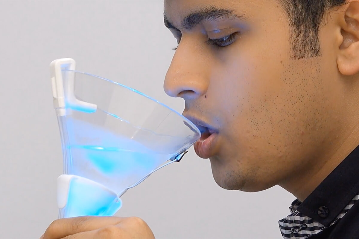 В Сингапуре изобрели бокал, который превращает воду в коктейли