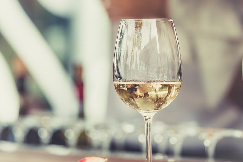 Ученые: белое вино делает женщин счастливыми